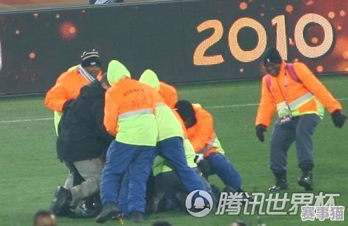 足球球迷粉丝多疯狂？激情呐喊、赛场助威，疯狂程度超乎想象